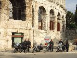 A pulai amfiteátrum elõtt. A római Colosseum után ez Európa második legnagyobb épen maradt ilyen épülete. A képen Csaba és Ildikó, Szilárd, János és Szilvia. Engem az árva Vulkán képvisel.